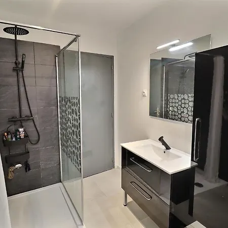 Maison Entiere, 2 Chambres Avec Parking Prive Gratuit *